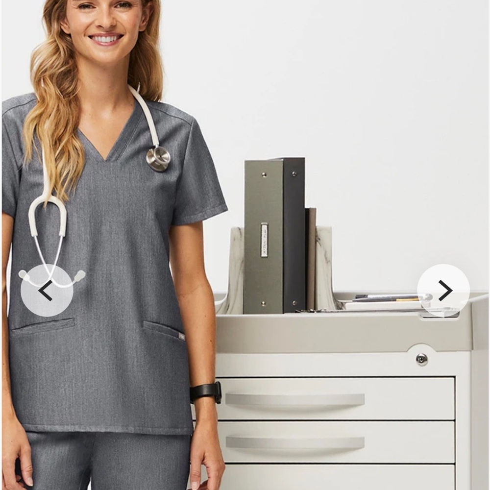 Figs Women’s Casma Three-Pocket Scrub Top size XS color: Graphite